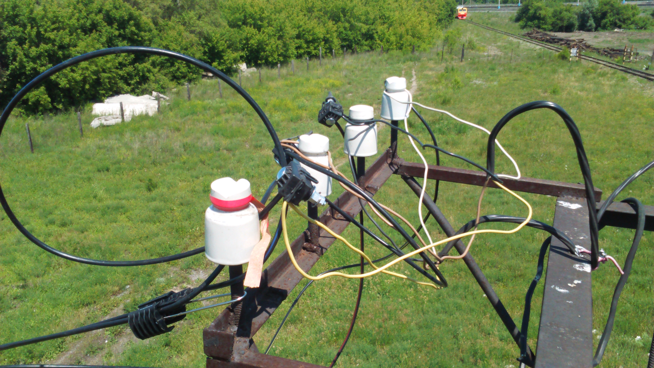 Воздушный сип. Опора для сип кабеля. Монтаж анкерного крепления сип 2х16. Провод сип 2х16 крепление к столбу. Опоры сип параллельные.